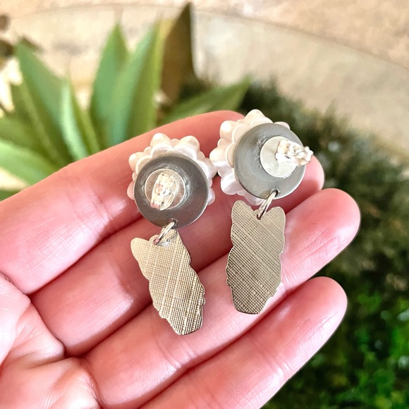 Daisy Duck Floral Earrings - Picture 4 of 4